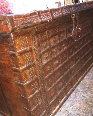 Antico baule in legno massello lavorato – frontale