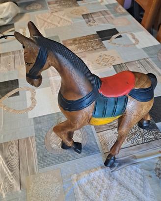 cavallo in legno dipinto a mano