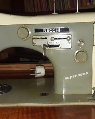 Macchina da cucire elettrica Necchi Supernova