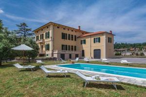 Villa di 1302 m² con più di 5 locali e box auto a 