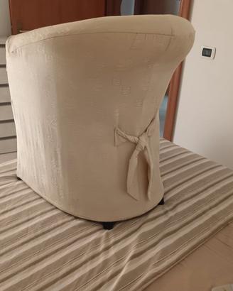 Poltroncina color panna.