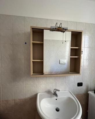 Mobile bagno completo con specchio e lavabo