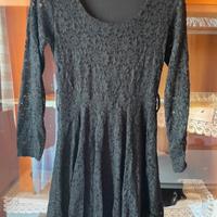Vestito nero in pizzo con maglioncino