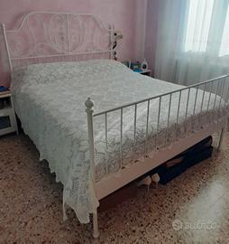 Copriletto matrimoniale fatto a uncinetto