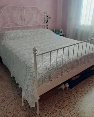 Copriletto matrimoniale fatto a uncinetto