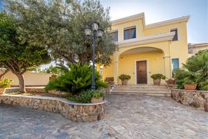 Elegante villa con giardino