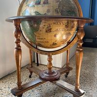 BAR IN LEGNO A FORMA DI MAPPAMONDO