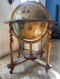 BAR IN LEGNO A FORMA DI MAPPAMONDO