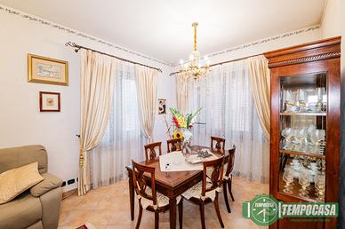 AMPIA VILLA LIBERA SU QUATTRO LATI IN ZONA LAGHETT