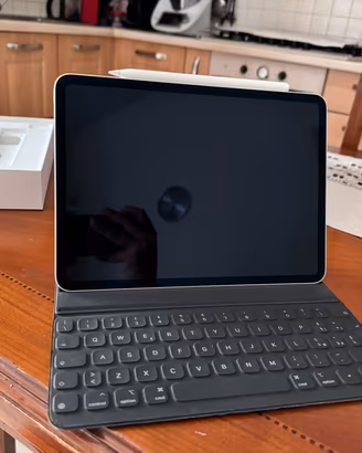 iPad con keyboard cover Apple pencil 