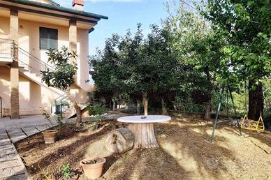 Casa indipendente di 200 m² con più di 5 locali e 