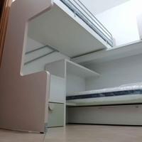 Letto a castello angolare con colonna armadio