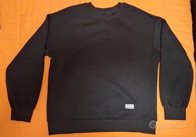 Felpa nera con fantasia geometrica