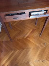 mobiletto con macchina da cucire