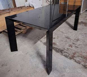 Tavolo nero allungabile in legno e vetro