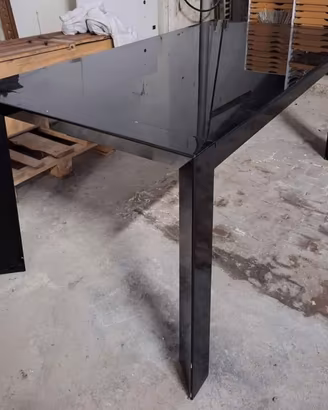 Tavolo nero allungabile in legno e vetro