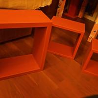 Scaffali per cameretta rosa.