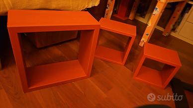 Scaffali per cameretta rosa.