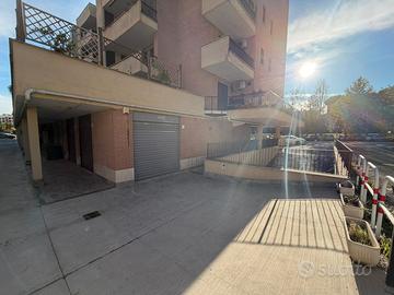 Casale nei / porte di roma - locale commerciale