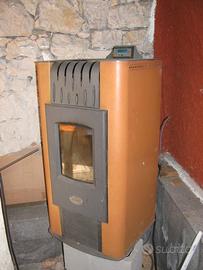 Stufa a pellet arancione con display 