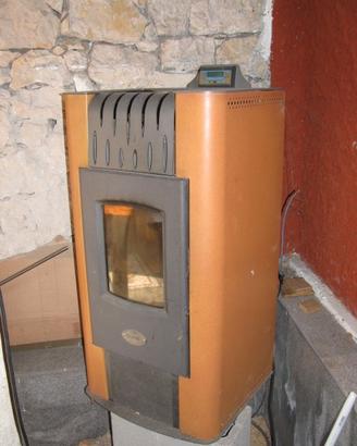 Stufa a pellet arancione con display 