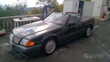 Mercedes SL 300 nera interni rosso bordeaux