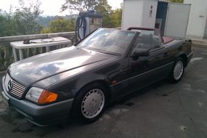 Mercedes SL 300 nera interni rosso bordeaux