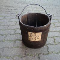 secchio antico rustico in legno