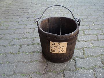 secchio antico rustico in legno