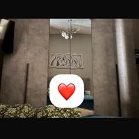 Armadio settimino lampadario comodino e specchoo