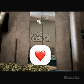 Armadio settimino lampadario comodino e specchoo