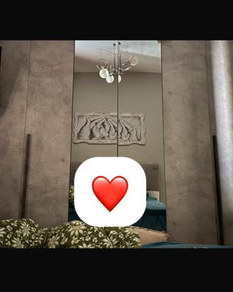 Armadio settimino lampadario comodino e specchoo