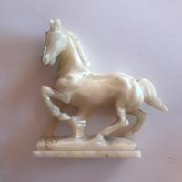 Statua cavallo in alabastro