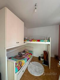 Parete cameretta con letto a soppalco