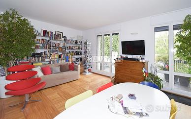 Zona NoLo: Elegante Quadrilocale con Terrazzo e Po