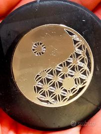 Shungite piatta con Tao-Fiore della Vita
