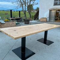 Tavolo in legno d’abete con piedi in ferro battuto