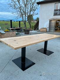 Tavolo in legno d’abete con piedi in ferro battuto