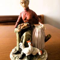 Statuina in ceramica anziana contadina