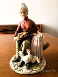 Statuina in ceramica anziana contadina