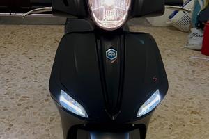 Piaggio liberty s125 2023 - solo 4900 km +2 caschi