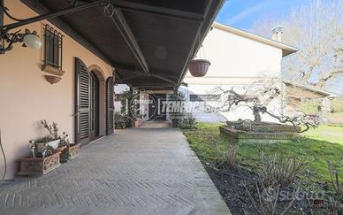 Porzione di villa bifamiliare con piscina