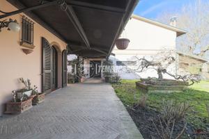 Porzione di villa bifamiliare con piscina