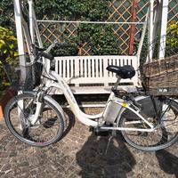 bicicletta elettrica con carica batteria 