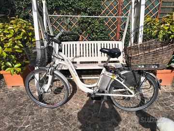 bicicletta elettrica con carica batteria 