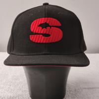 Cappellino baseball uomo nero con lettera S rossa