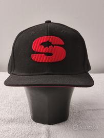 Cappellino baseball uomo nero con lettera S rossa