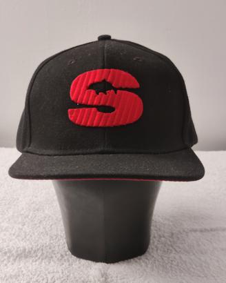 Cappellino baseball uomo nero con lettera S rossa