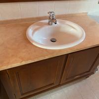Mobile in legno con lavandino incassato