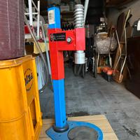 Tappatrice a colonna per tappi corona